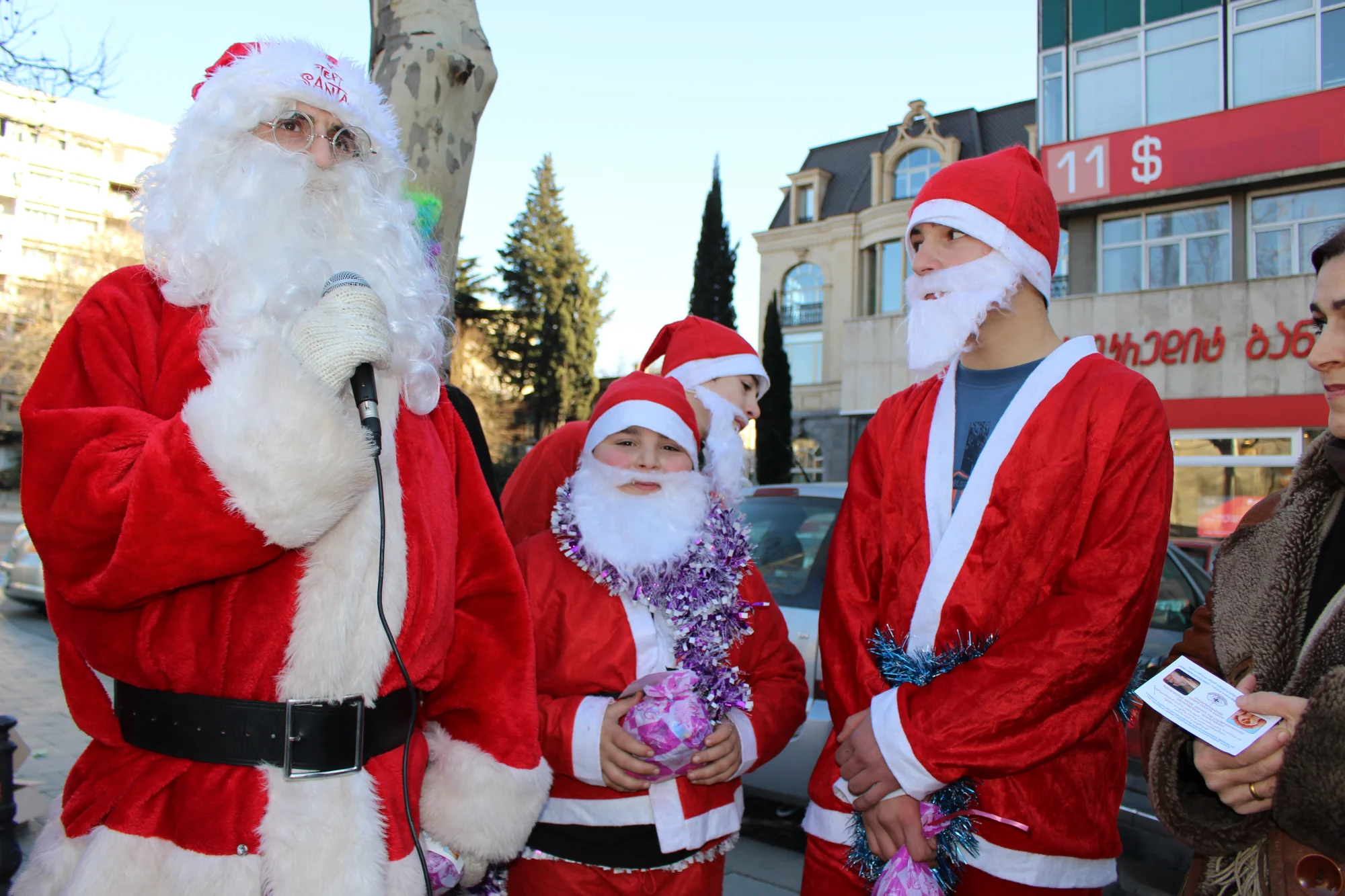  „მომავლის გზის“ ბავშვებმა ქუჩაში გამვლელებს ტკბილეული დაურიგეს.
