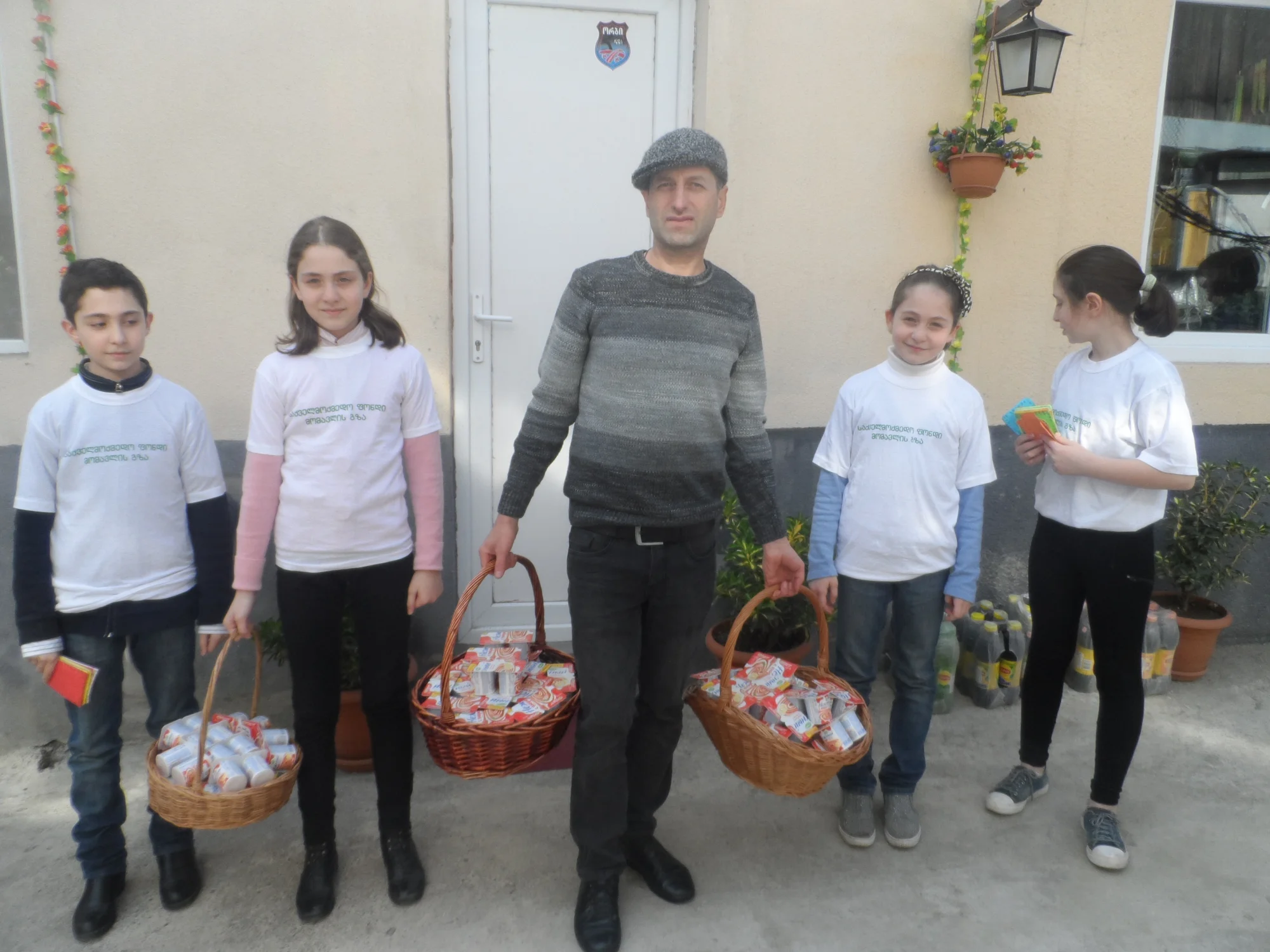 გაეცი სიხარული - სიმბოლური საჩუქრების დარიგება ქუჩაში 2022წ