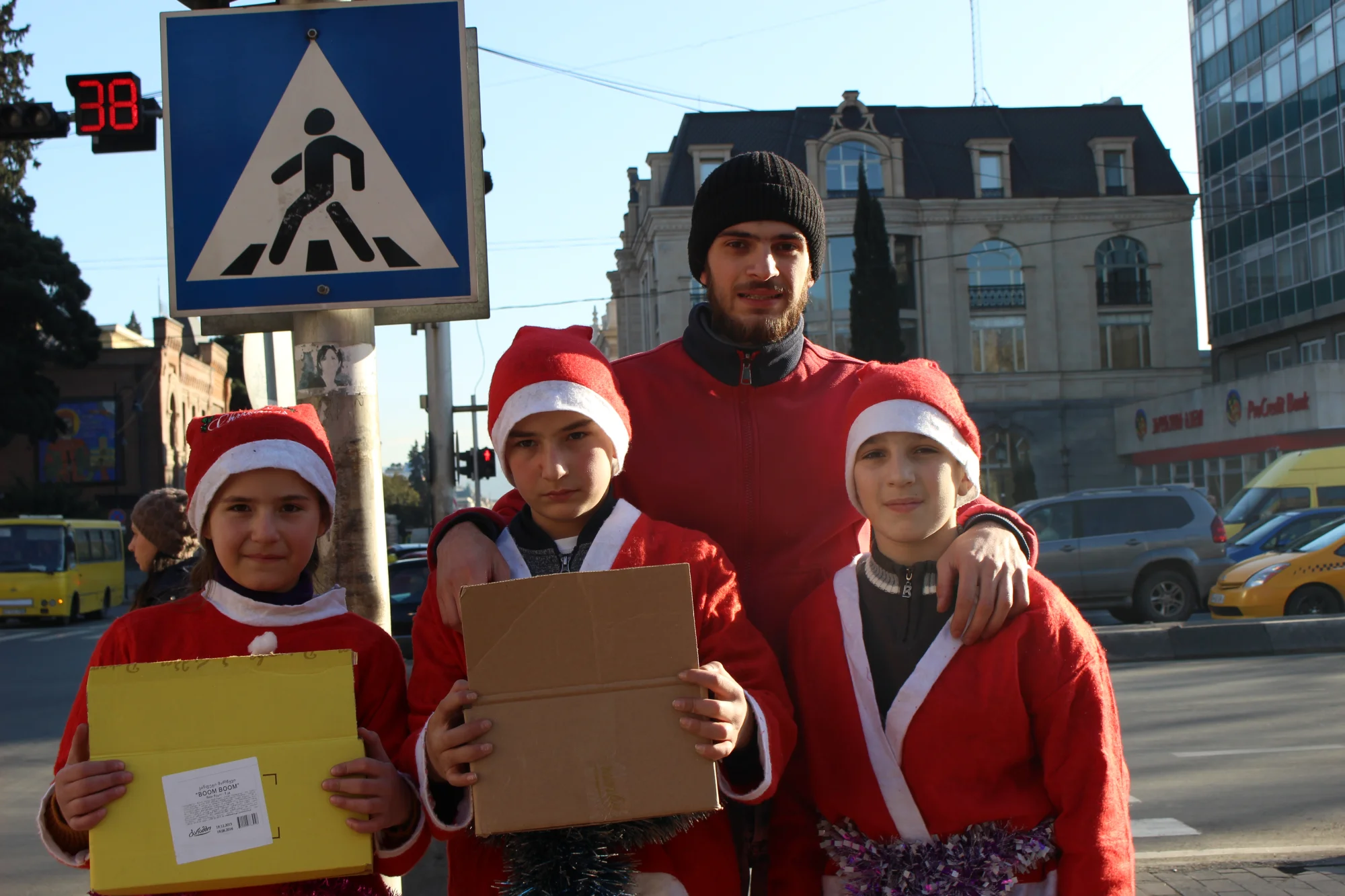  „მომავლის გზის“ ბავშვებმა ქუჩაში გამვლელებს ტკბილეული დაურიგეს.
