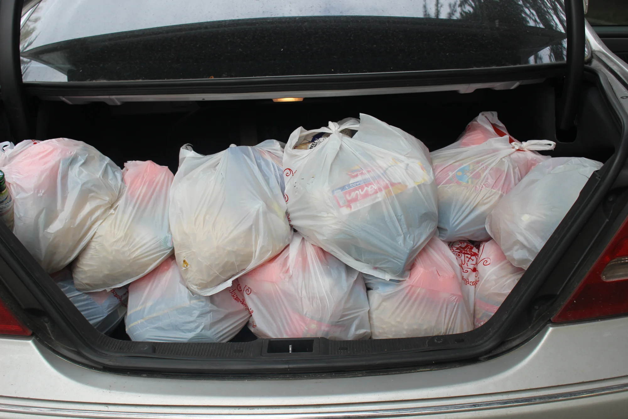 მომავლის გზის“ ბავშვები ქუჩაში გამვლელებს ტკბილეულებს ურიგებენ.