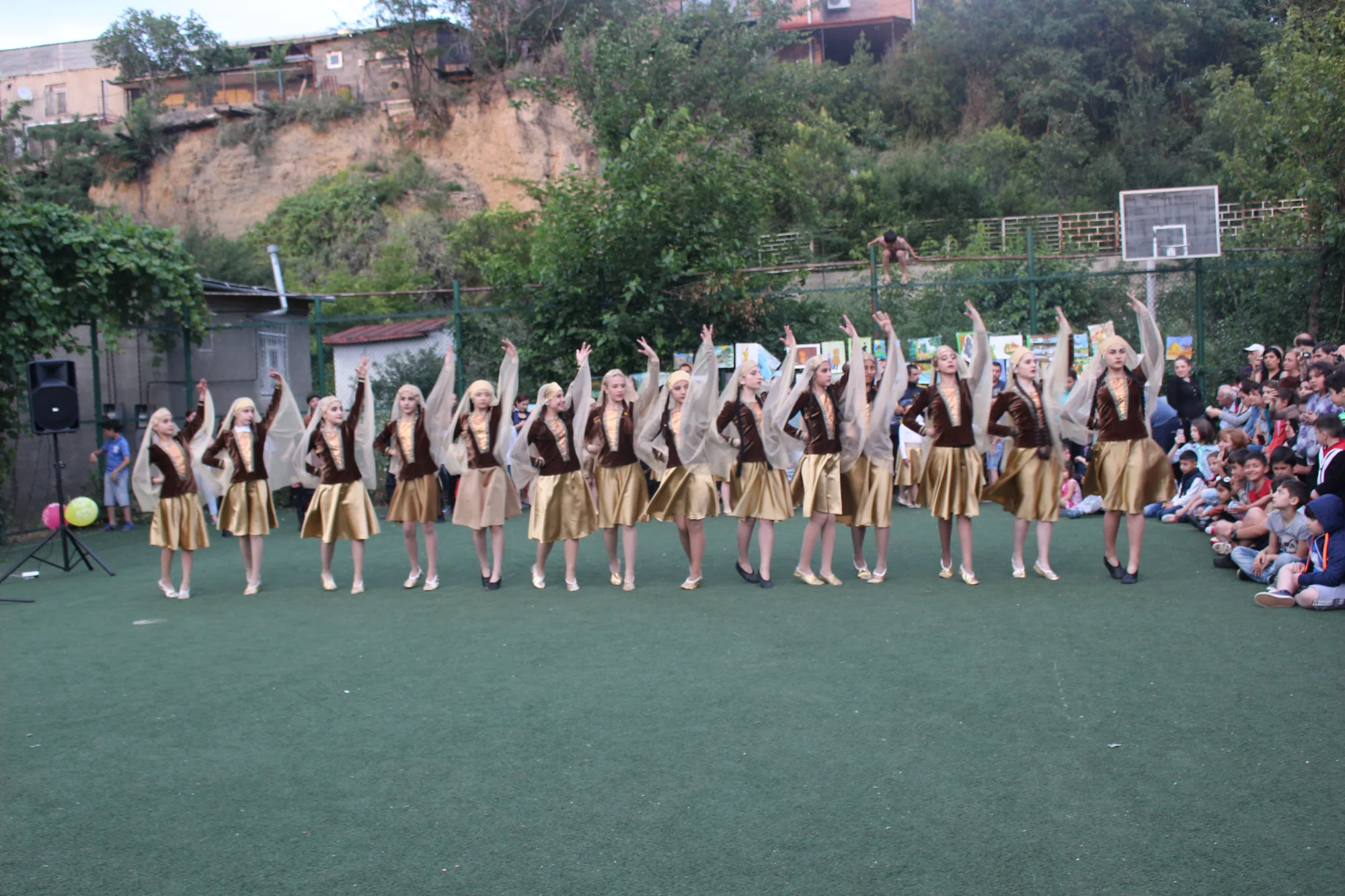 ხელოვნების ცენტრი „საბა“ და "მომავლის გზის" ბავშვები