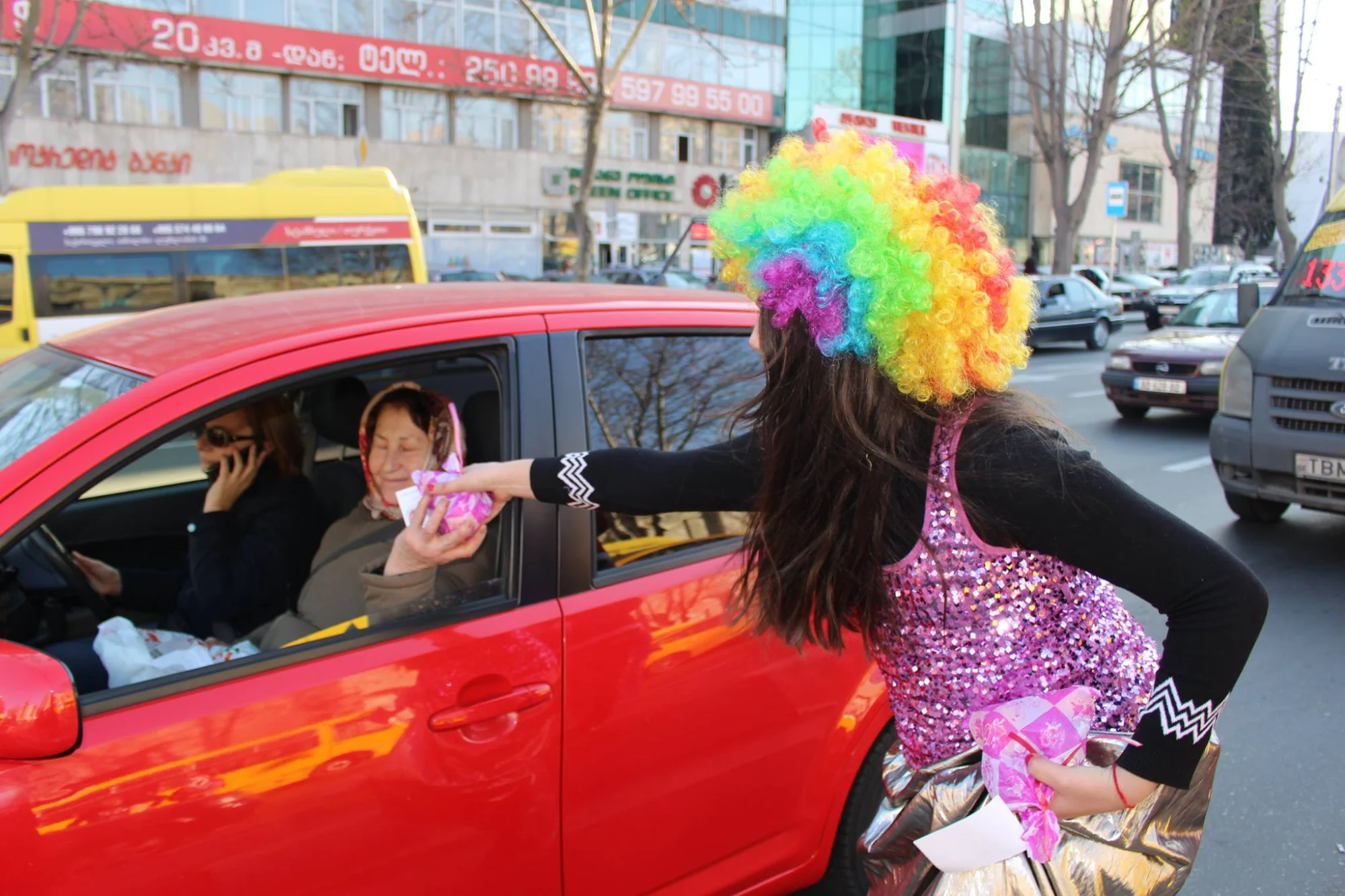  „მომავლის გზის“ ბავშვებმა ქუჩაში გამვლელებს ტკბილეული დაურიგეს.