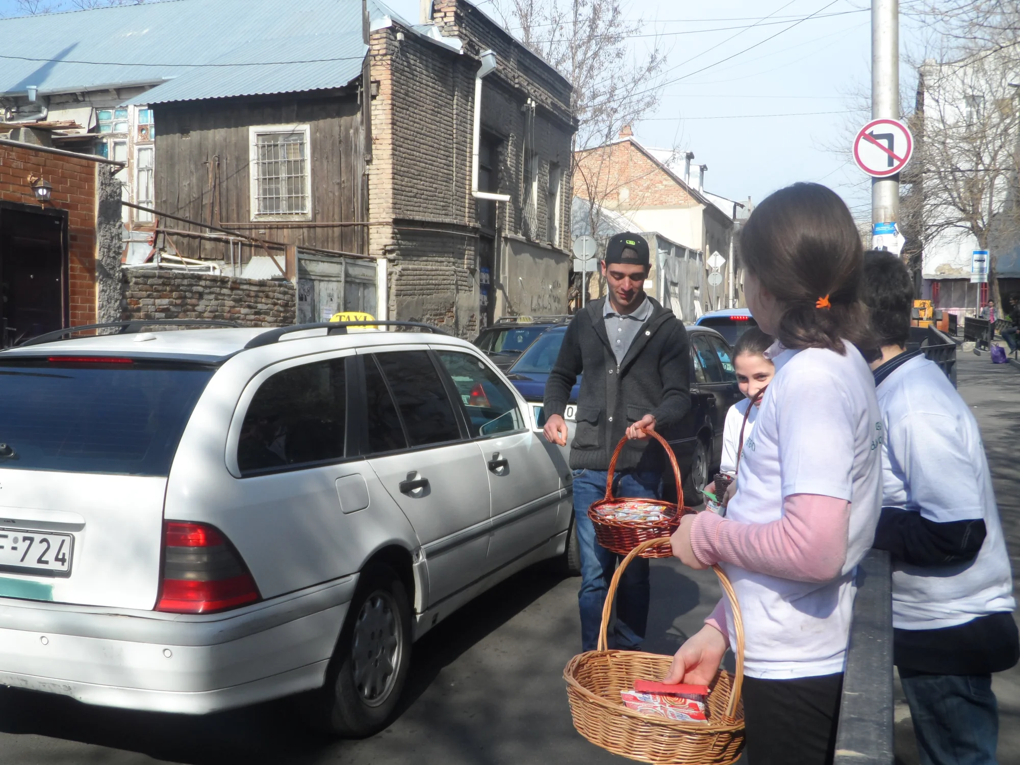 გაეცი სიხარული , სიმბოლური საჩუქრები ქუჩაში