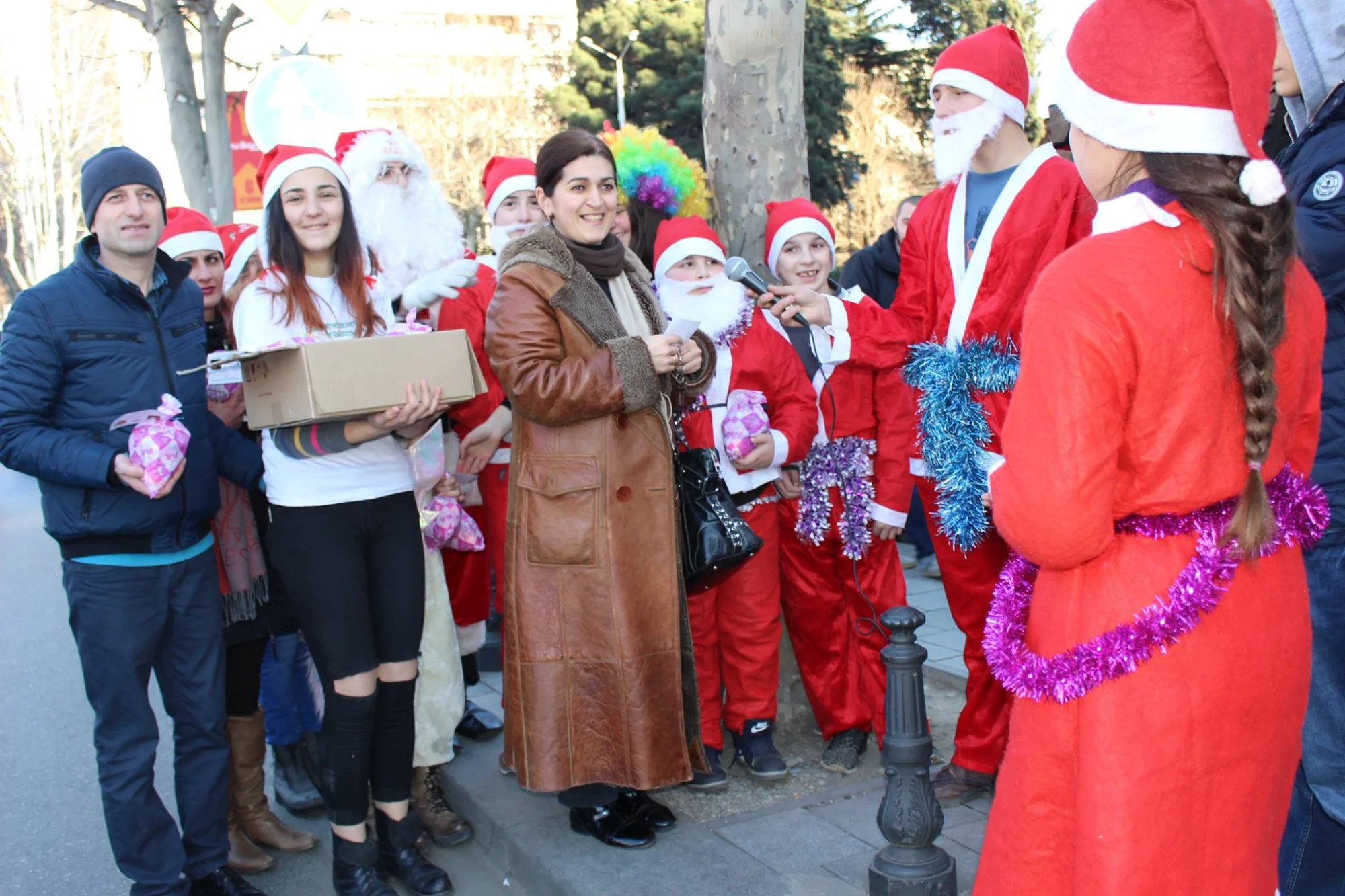  „მომავლის გზის“ ბავშვებმა ქუჩაში გამვლელებს ტკბილეული დაურიგეს.