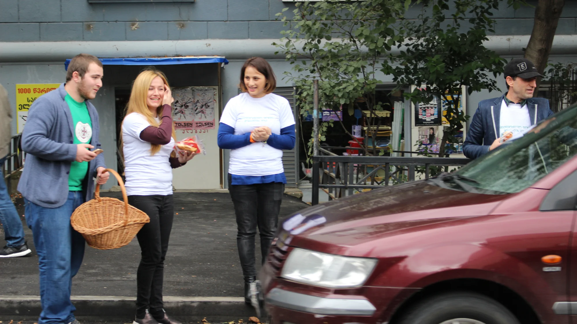 ტკბილეულის დარიგება ქუჩაში – ფონდის ტრადიცია